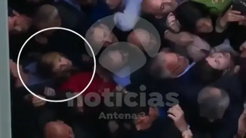 El momento en el que Cayetana Álvarez de Toledo casi es 'aplastada' por 200 radicales El momento en el que Cayetana Álvarez de Toledo casi es 'aplastada' por 200 radicales