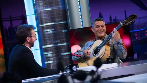 Alejandro Sanz enamora tocando la guitarra y cantando 'Mi persona favorita' en 'El Hormiguero 3.0' Alejandro Sanz enamora tocando la guitarra y cantando 'Mi persona favorita' en 'El Hormiguero 3.0'