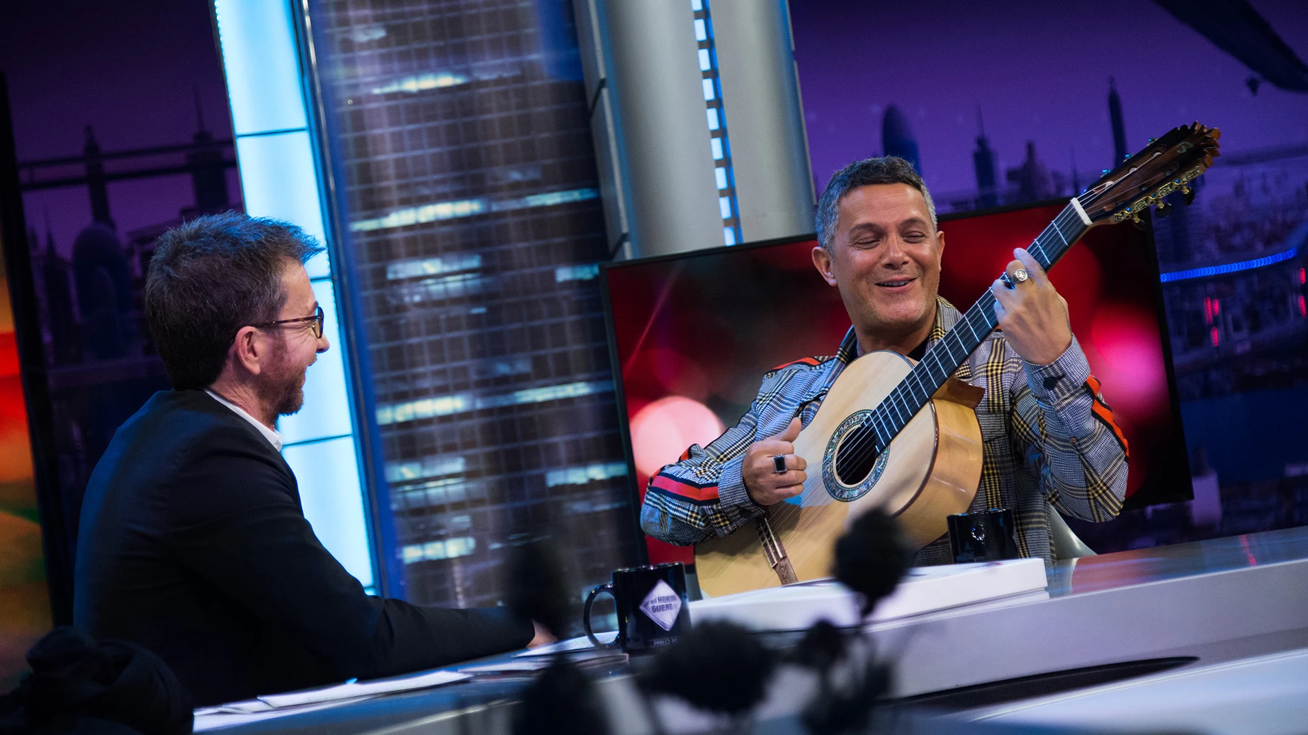 Alejandro Sanz enamora tocando la guitarra y cantando 'Mi persona favorita' en 'El Hormiguero 3.0'