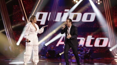 Karol G y Javi Moya cantan 'Dicen' en la Final de 'La Voz'