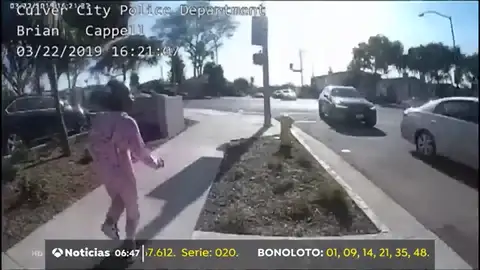 Un policía salva la vida de una bebé en California Un policía salva la vida de una bebé en California