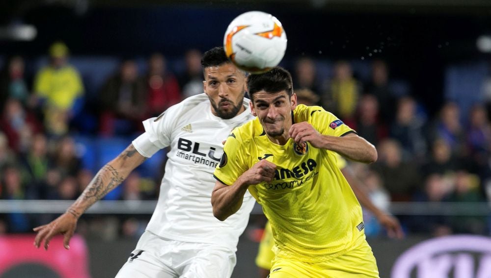 Facundo Roncaglia disputa el balón con Gerard Moreno
