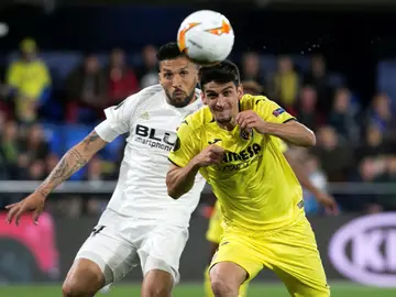 Facundo Roncaglia disputa el balón con Gerard Moreno Facundo Roncaglia disputa el balón con Gerard Moreno