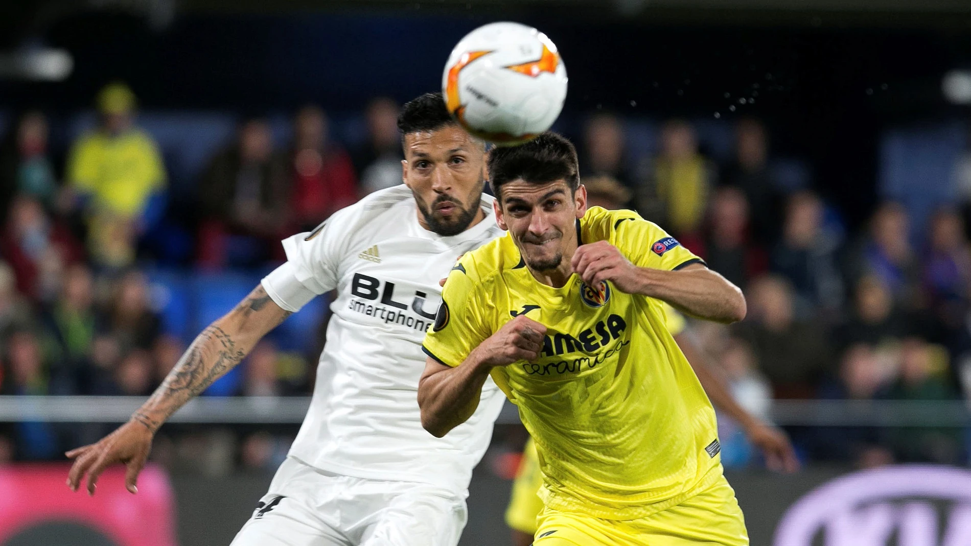 Facundo Roncaglia disputa el balón con Gerard Moreno Facundo Roncaglia disputa el balón con Gerard Moreno