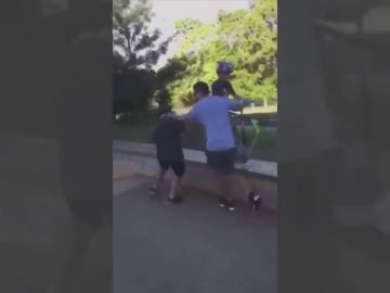 El polémico vídeo de un padre agrediendo a los abusones de su hijo en un skatepark en Australia
