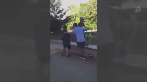 El polémico vídeo de un padre agrediendo a los abusones de su hijo en un skatepark en Australia El polémico vídeo de un padre agrediendo a los abusones de su hijo en un skatepark en Australia