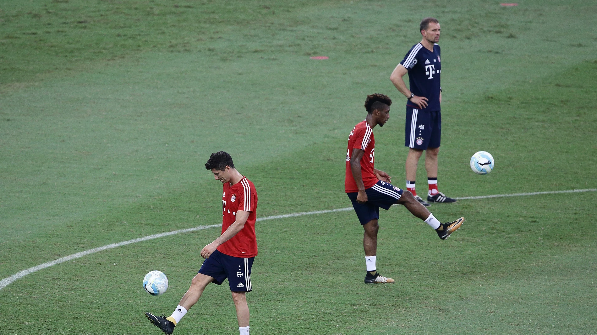 Robert Lewandowski y Kingsley Coman en un entrenamiento Robert Lewandowski y Kingsley Coman en un entrenamiento