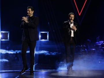 Melendi y Ángel Cortés cantan 'Besos a la lona' en la Final de 'La Voz'