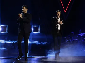 Melendi y Ángel Cortés cantan 'Besos a la lona' en la Final de 'La Voz' Melendi y Ángel Cortés cantan 'Besos a la lona' en la Final de 'La Voz'