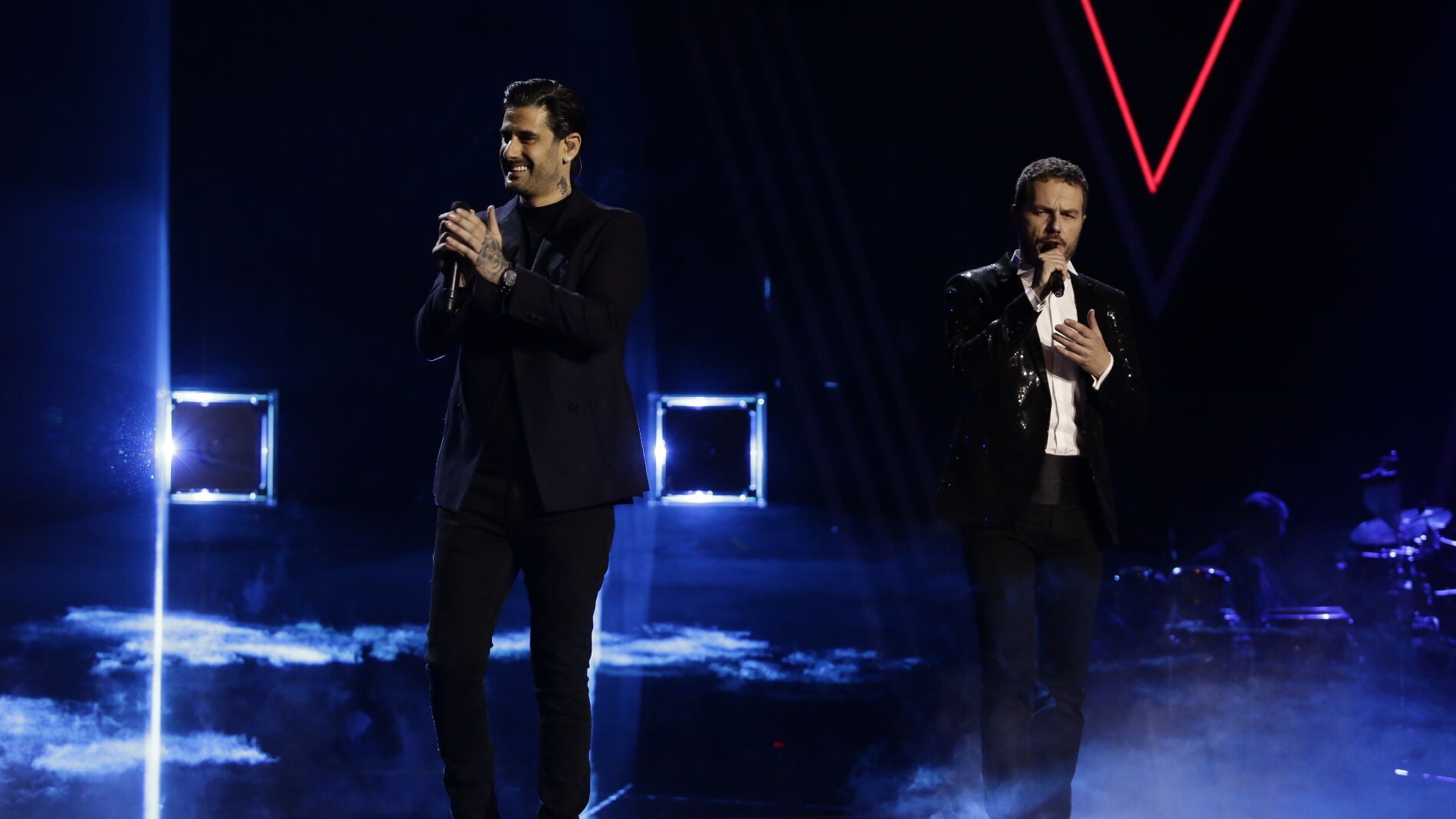 Melendi y &Aacute;ngel Cort&eacute;s cantan 'Besos a la lona' en la Final de 'La Voz'