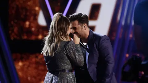 David Bustamante y María Espinosa cantan 'Héroes' en la Final de 'La Voz' David Bustamante y María Espinosa cantan 'Héroes' en la Final de 'La Voz'