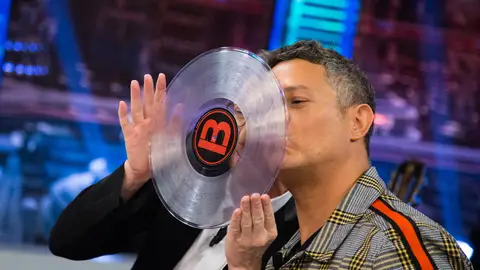 Alejandro Sanz sorprende a Pablo Motos con unos regalos muy especiales en 'El Hormiguero 3.0' Alejandro Sanz sorprende a Pablo Motos con unos regalos muy especiales en 'El Hormiguero 3.0'