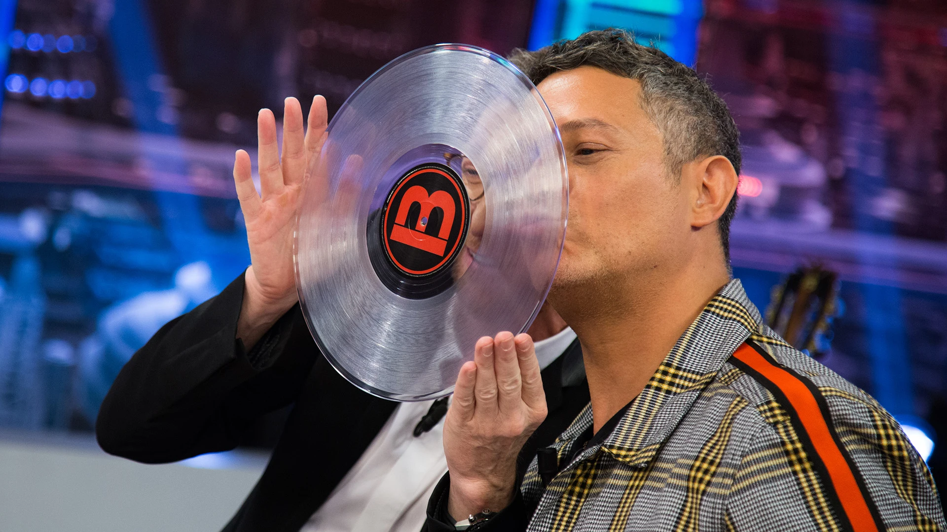Alejandro Sanz sorprende a Pablo Motos con unos regalos muy especiales en 'El Hormiguero 3.0' Alejandro Sanz sorprende a Pablo Motos con unos regalos muy especiales en 'El Hormiguero 3.0'