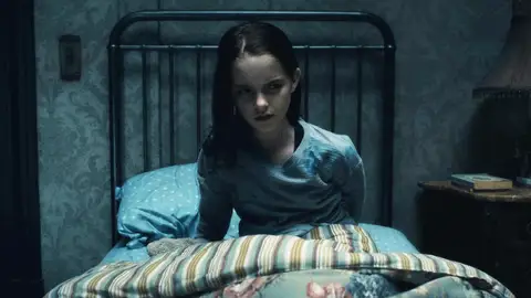 Mckenna Grace en 'La Maldición de Hill House' Mckenna Grace en 'La Maldición de Hill House'