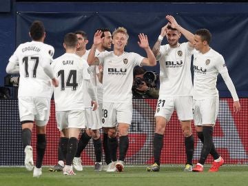 Los jugadores del Valencia celebran el 1-2 en el Estadio de la Cerámica