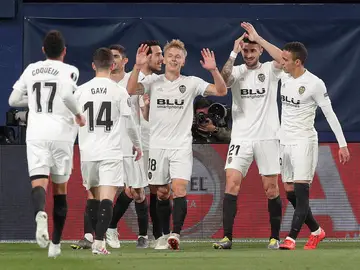 Los jugadores del Valencia celebran el 1-2 en el Estadio de la Cerámica Los jugadores del Valencia celebran el 1-2 en el Estadio de la Cerámica