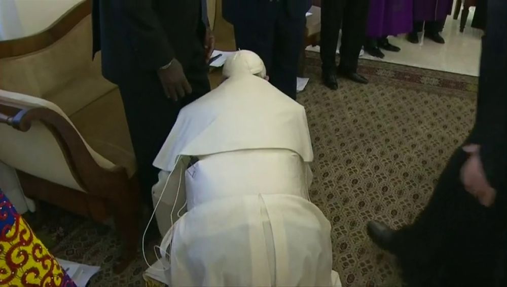 El Papa Francisco se arrodilla para besar los pies de los líderes de Sudán del Sur y de la oposición