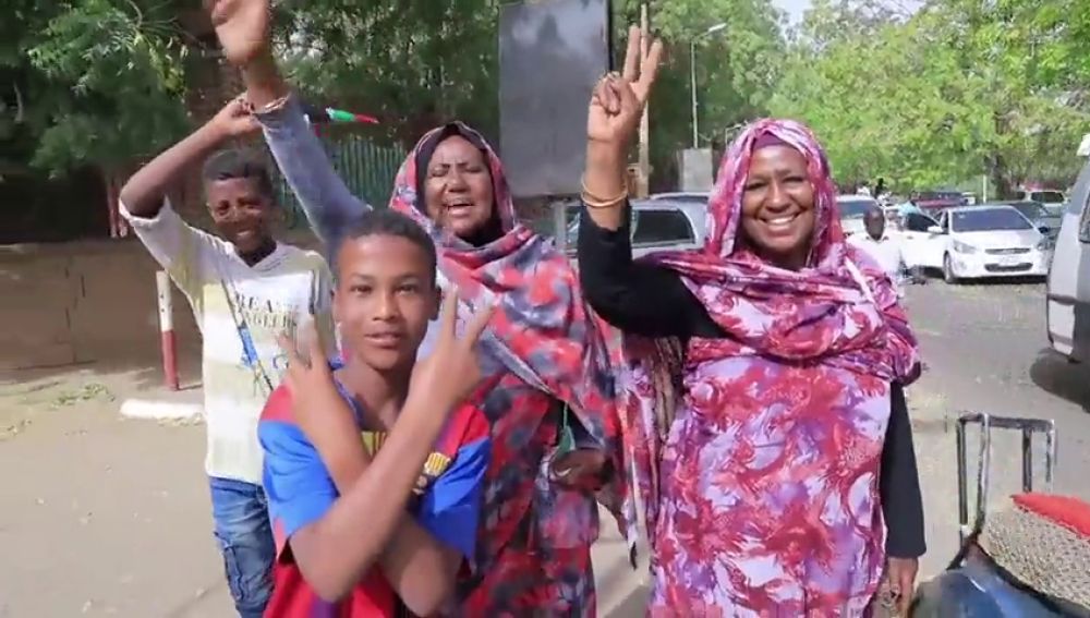 Gritos de alegría en las calles de Sudán, por el abandono de poder de Omar Hasán al Bashir