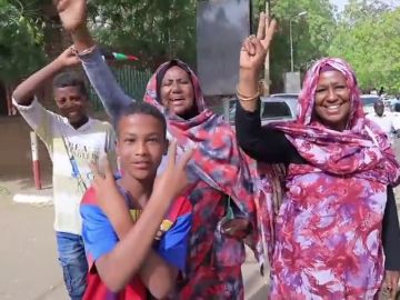 Gritos de alegría en las calles de Sudán, por el abandono de poder de Omar Hasán al Bashir