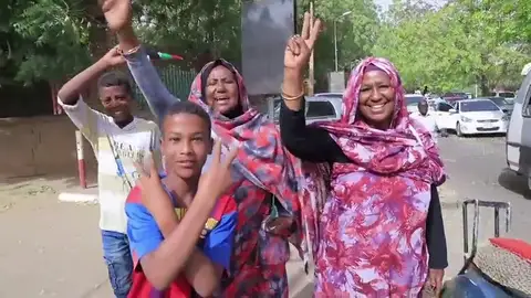 Gritos de alegría en las calles de Sudán, por el abandono de poder de Omar Hasán al Bashir Gritos de alegría en las calles de Sudán, por el abandono de poder de Omar Hasán al Bashir