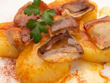 Oreja de cerdo con patatas al pimentón