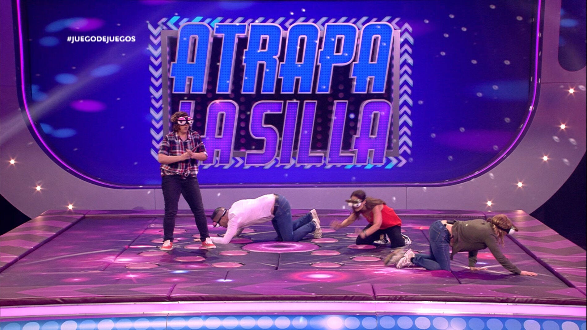 Unos gatean mientras otras bailan &ldquo;y la silla pa cuando&rdquo; en &lsquo;Atrapa la silla&rsquo;