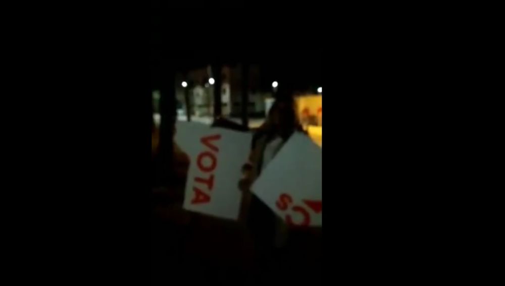 Algunos carteles rotos