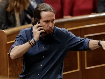 Pablo Igleisas durante una llamada en el Congreso Pablo Igleisas durante una llamada en el Congreso