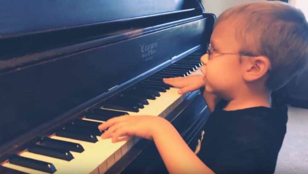 El niño que triunfa con sus versiones al piano