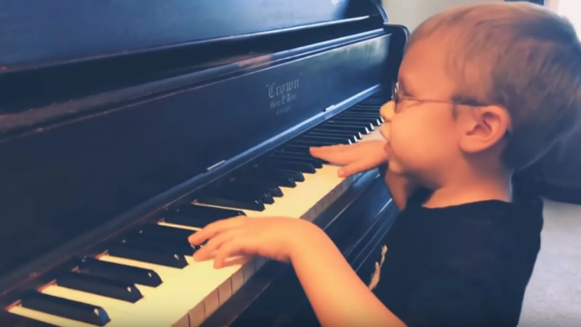 El niño que triunfa con sus versiones al piano El niño que triunfa con sus versiones al piano