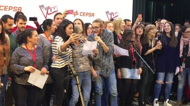 Andrés Martín actúa por sorpresa ante los empleados de Cepsa después de coronarse como ganador de 'La Voz'