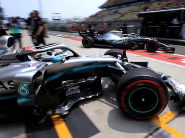 Hamilton espera a que Bottas pase por delante en el pit lane Hamilton espera a que Bottas pase por delante en el pit lane