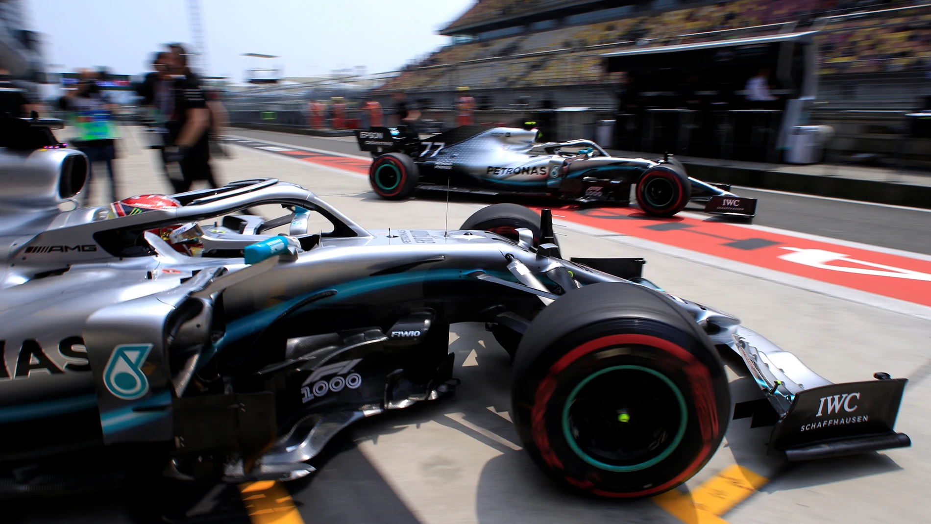Hamilton espera a que Bottas pase por delante en el pit lane Hamilton espera a que Bottas pase por delante en el pit lane