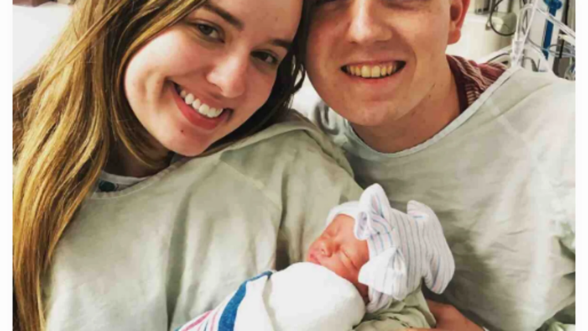 Bryson y Grace Mawn con su hija Bryson y Grace Mawn con su hija
