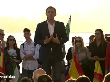 Rivera teme que Casado haya "tirado la toalla" y le pide que sume con Ciudadanos Rivera teme que Casado haya "tirado la toalla" y le pide que sume con Ciudadanos