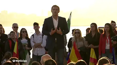 Rivera teme que Casado haya "tirado la toalla" y le pide que sume con Ciudadanos Rivera teme que Casado haya "tirado la toalla" y le pide que sume con Ciudadanos