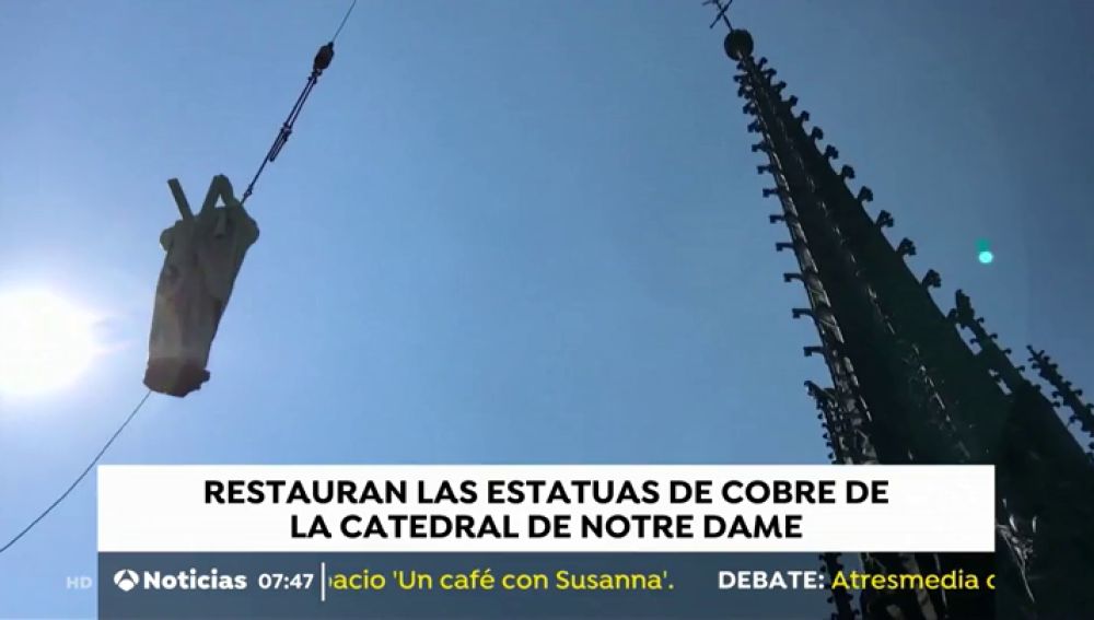 Los turistas ven volar las estatuas de la catedral de Notre Dame