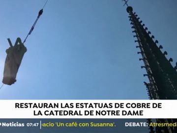 Los turistas ven volar las estatuas de la catedral de Notre Dame Los turistas ven volar las estatuas de la catedral de Notre Dame