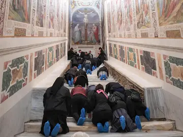 Varias personas recorren de rodillas la Escalera Santa Varias personas recorren de rodillas la Escalera Santa