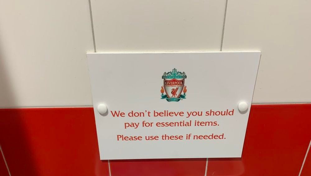 Un baño de mujeres del Liverpool, con compresas y tampones