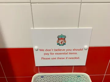 Un baño de mujeres del Liverpool, con compresas y tampones Un baño de mujeres del Liverpool, con compresas y tampones