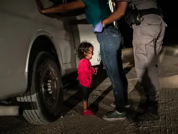La niña migrante llorando en la frontera entre EEUU y México La niña migrante llorando en la frontera entre EEUU y México
