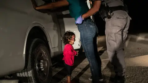 La niña migrante llorando en la frontera entre EEUU y México La niña migrante llorando en la frontera entre EEUU y México