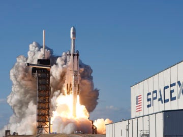 El cohete 'Falcon Heavy' de SpaceX durante su despegue.