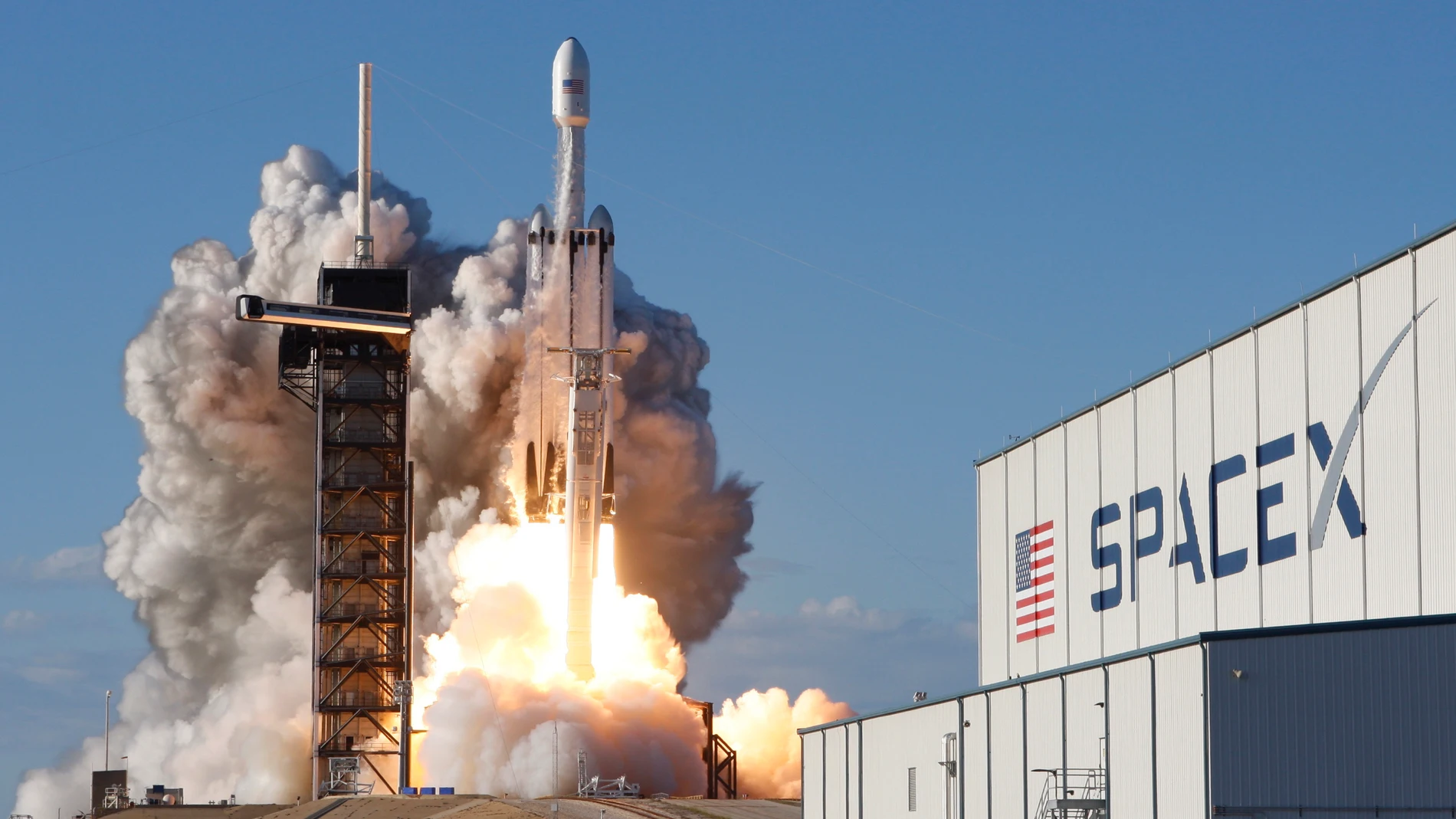 El cohete 'Falcon Heavy' de SpaceX durante su despegue. El cohete 'Falcon Heavy' de SpaceX durante su despegue.