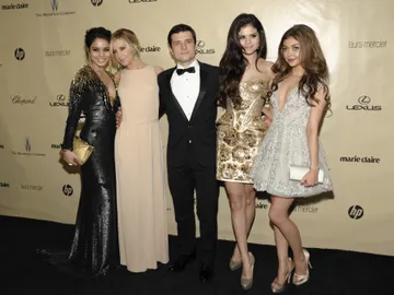 Sarah Hyland, Vanessa Hudgens, Ashley Tisdale, Selena Gomez y Josh Hutcherson Sarah Hyland, Vanessa Hudgens, Ashley Tisdale, Selena Gomez y Josh Hutcherson
