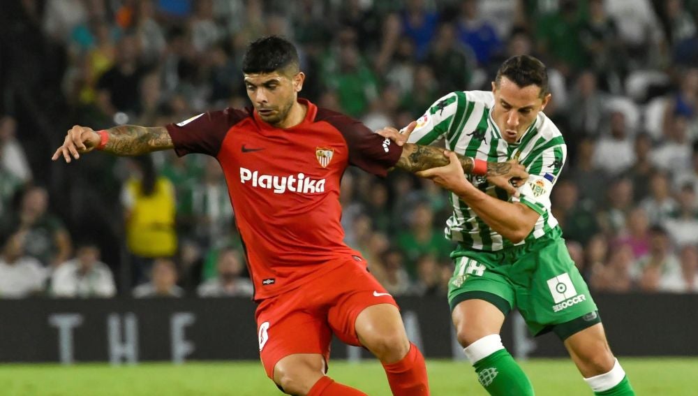 Banega conduce el balón ante Guardado