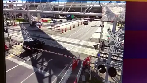 Un tren choca con un coche que pasó por la vía cuando las barreras estaban cerradas Un tren choca con un coche que pasó por la vía cuando las barreras estaban cerradas