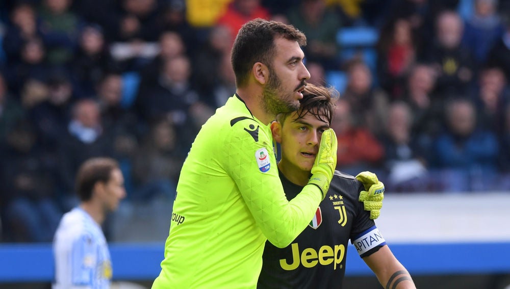 Emiliano Viviano consuela a Dybala