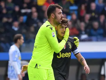 Emiliano Viviano consuela a Dybala Emiliano Viviano consuela a Dybala